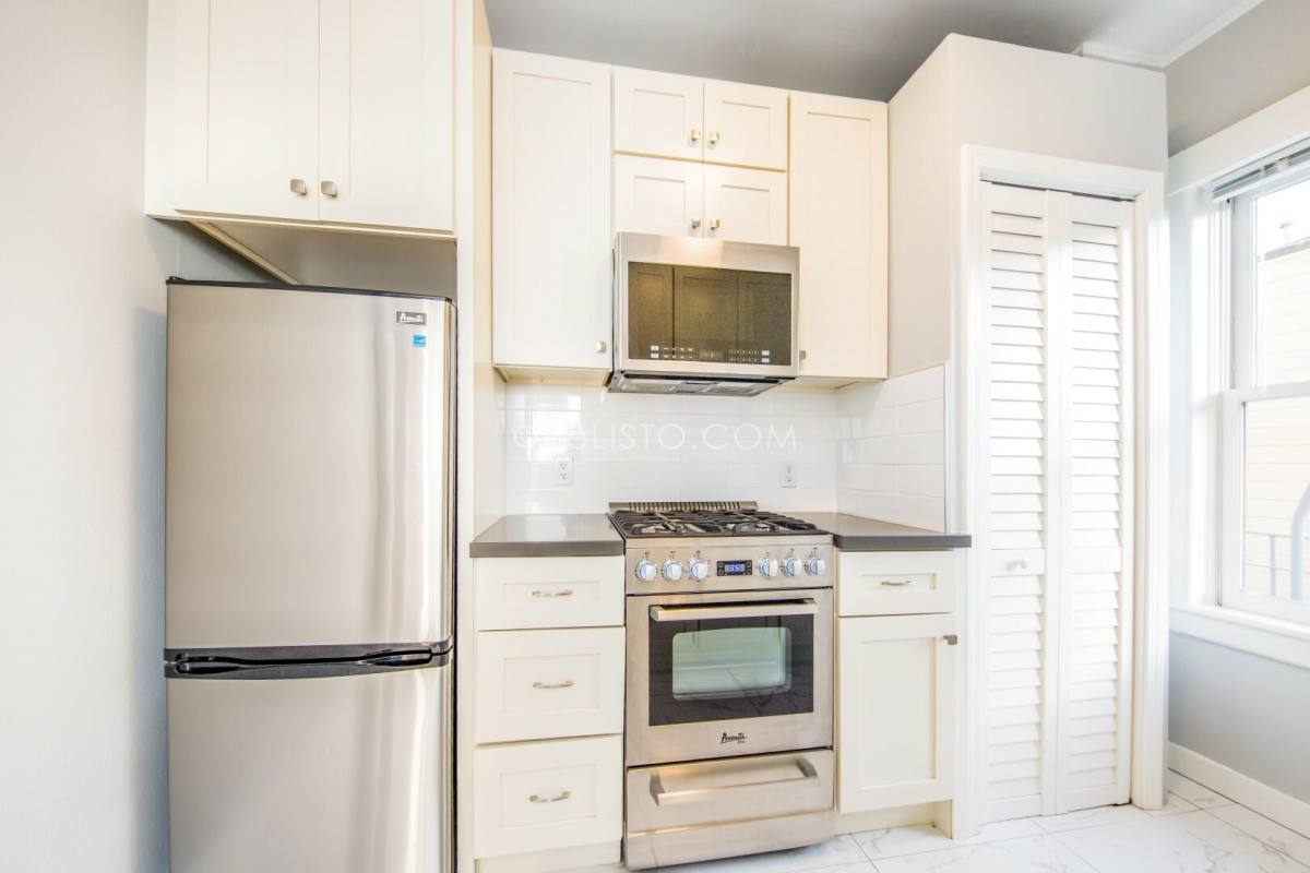 Apartment for rent at 1019 Ashbury St #3, San Francisco, CA 94117