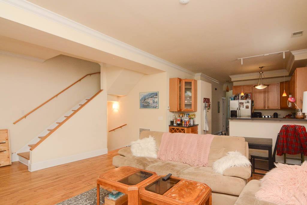 Apartment for rent at 1314 Roscoe #4, Chicago, IL 60657