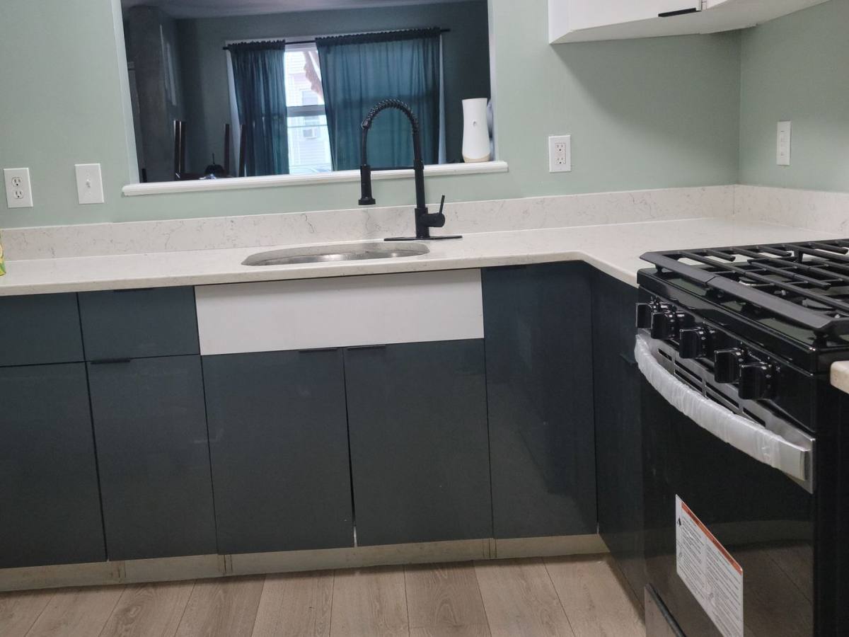 Townhouse for rent at 190 Dwight St, Jersey City, NJ 07305