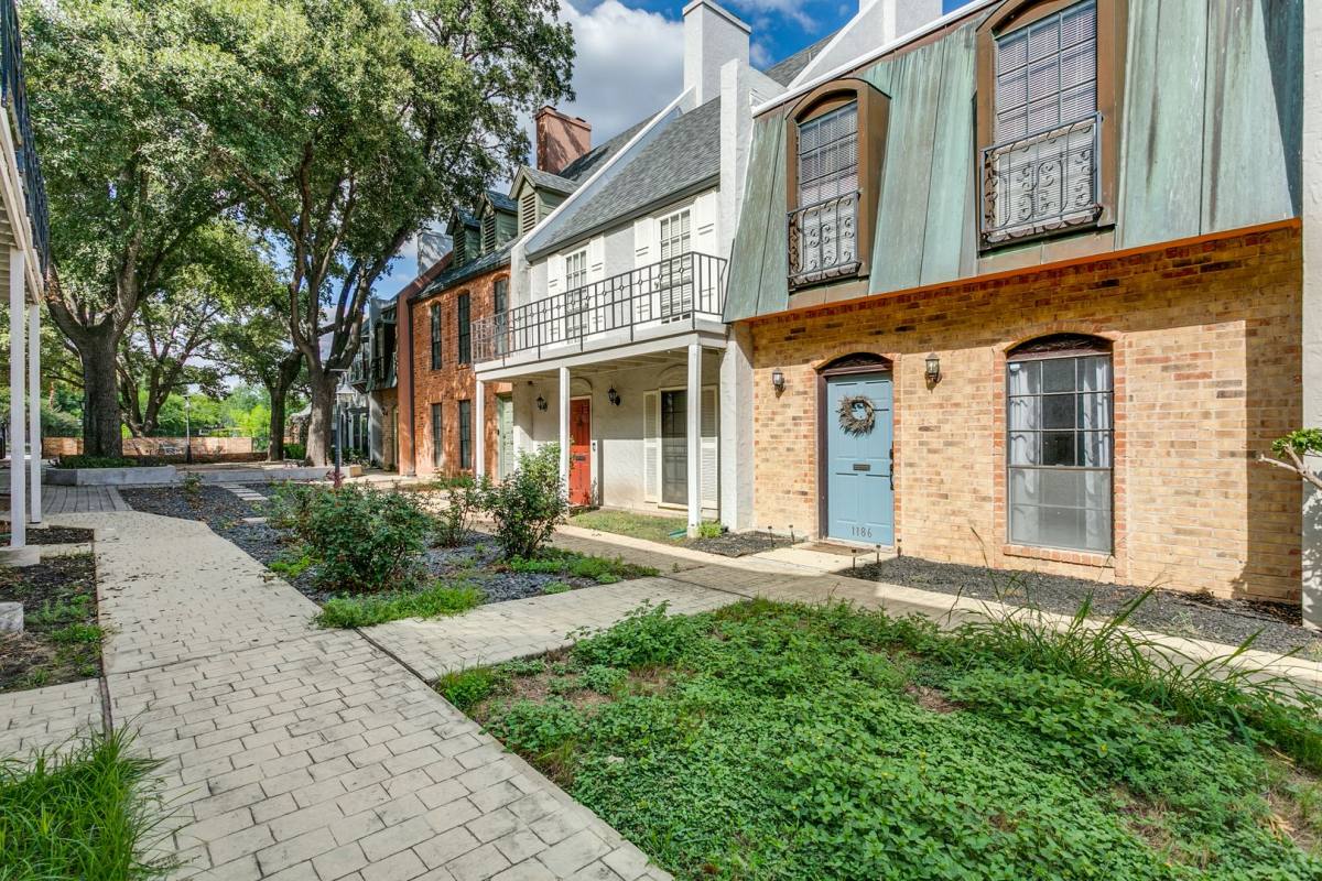 Townhouse for rent at 1186 Garraty Rd, San Antonio, TX 78209