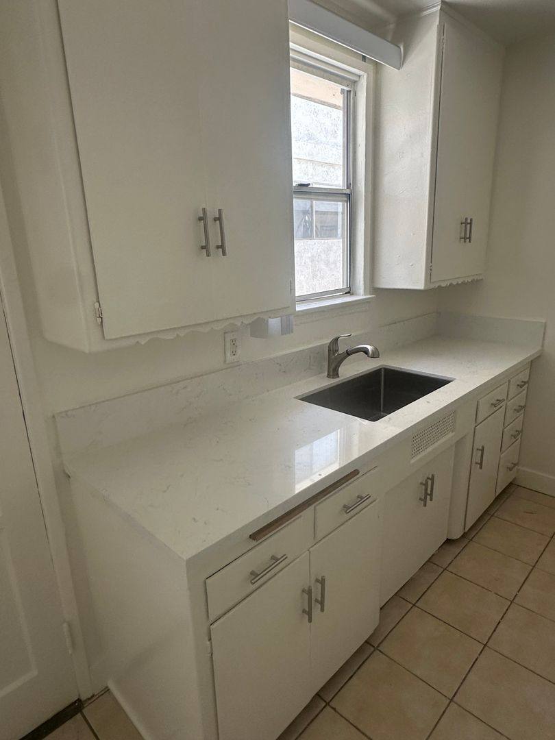 Apartment for rent at 3714 - 20 Jasmine Ave, Los Angeles, CA 90034
