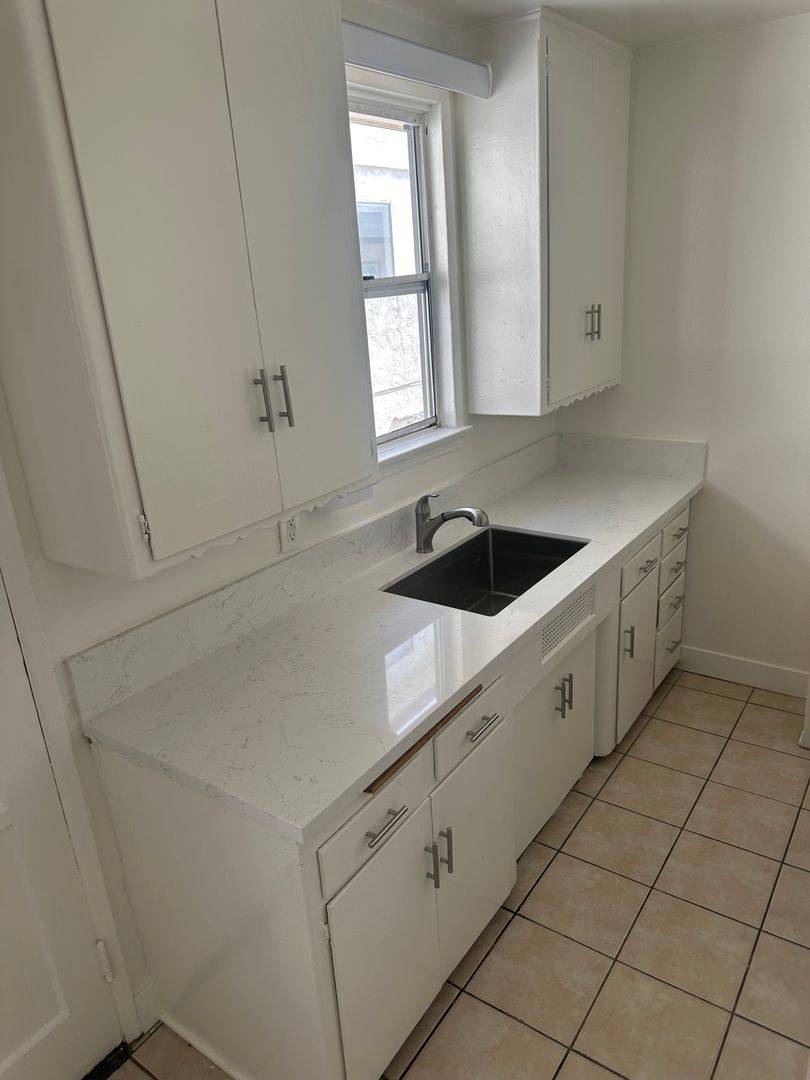 Apartment for rent at 3714 - 20 Jasmine Ave, Los Angeles, CA 90034