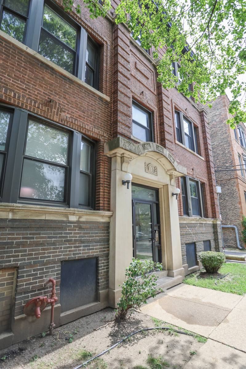 Apartment for rent at 845 W Dakin St #2, Chicago, IL 60613