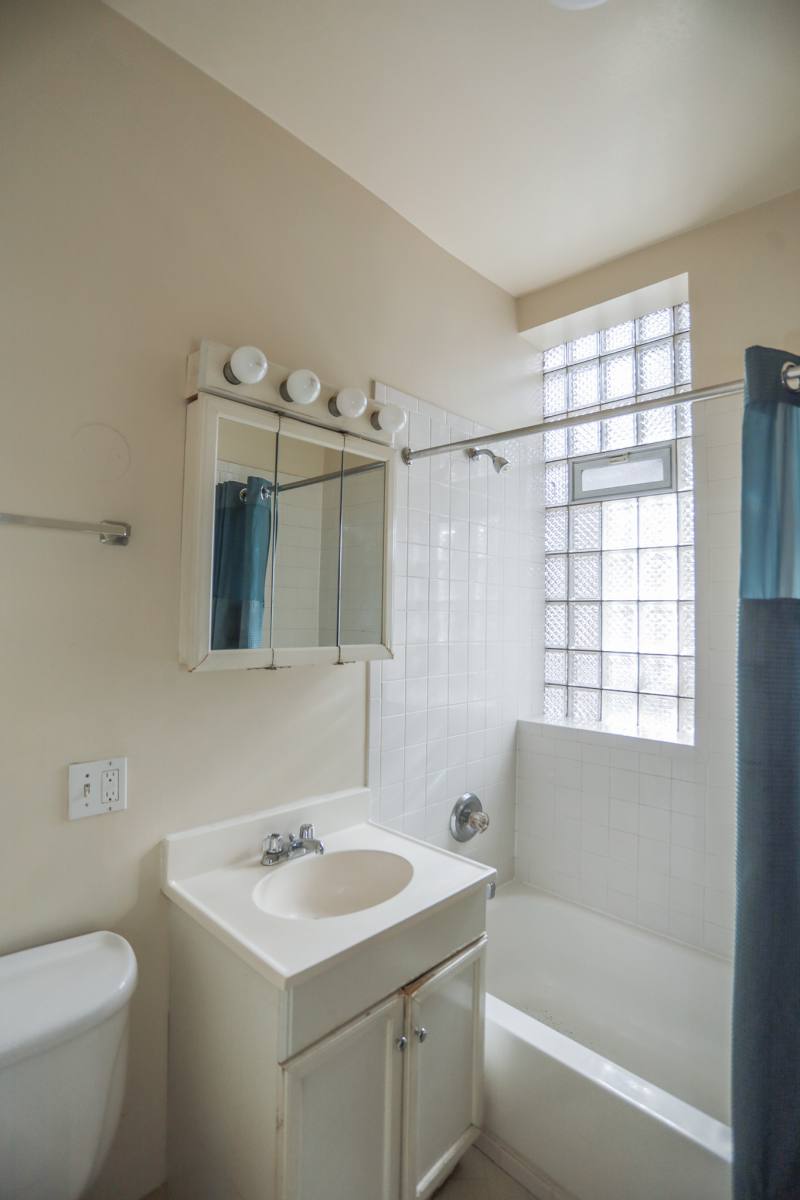 Apartment for rent at 845 W Dakin St #2, Chicago, IL 60613