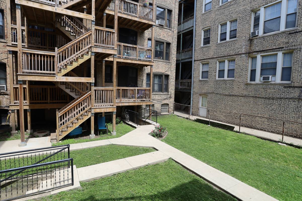 Apartment for rent at 845 W Dakin St #2, Chicago, IL 60613