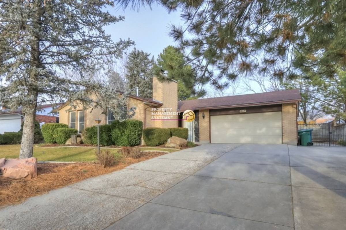 House for rent at 12131 S Mill Ridge Rd, Sandy, UT 84094
