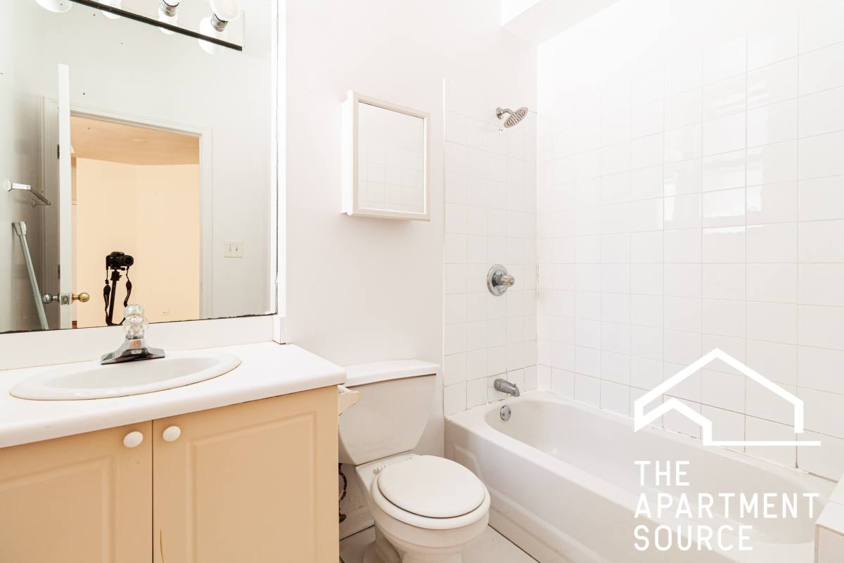 Apartment for rent at 917 W Dakin St #110, Chicago, IL 60613