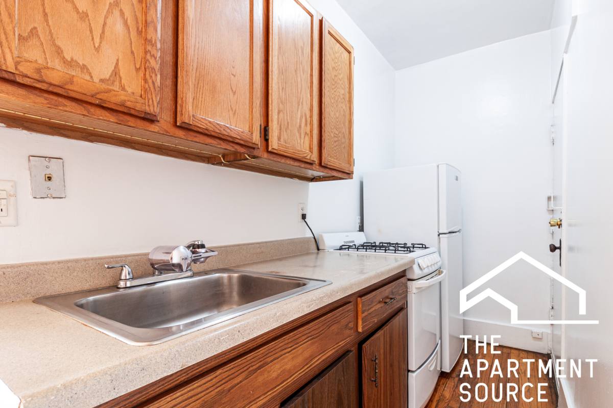 Apartment for rent at 955 W Cornelia Ave #3A, Chicago, IL 60657