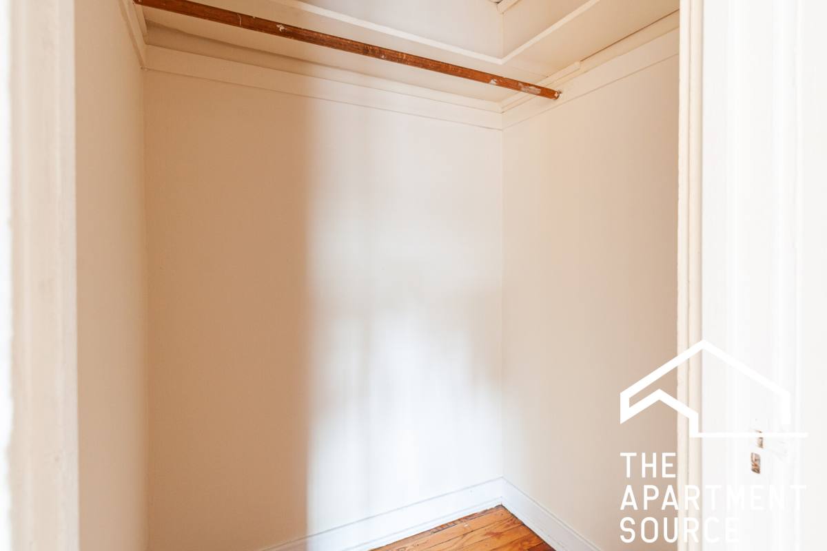 Apartment for rent at 955 W Cornelia Ave #3A, Chicago, IL 60657