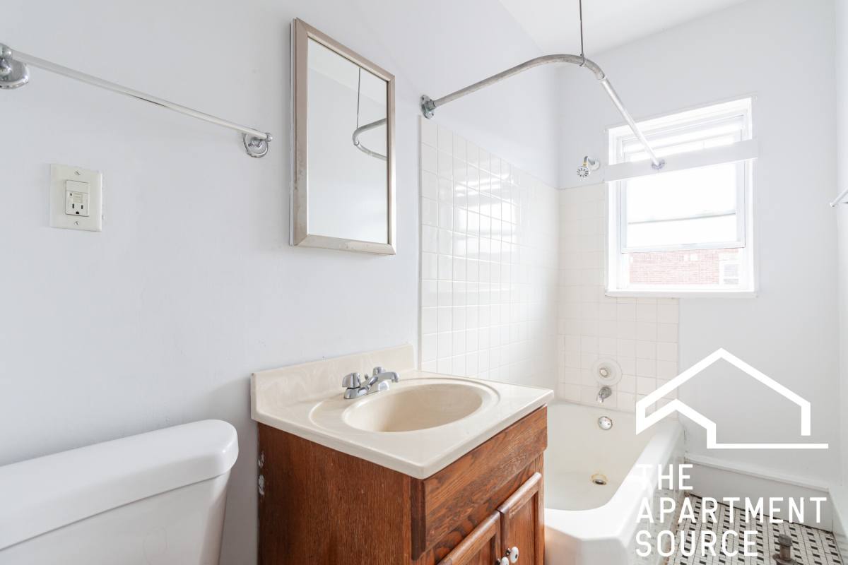 Apartment for rent at 955 W Cornelia Ave #3A, Chicago, IL 60657