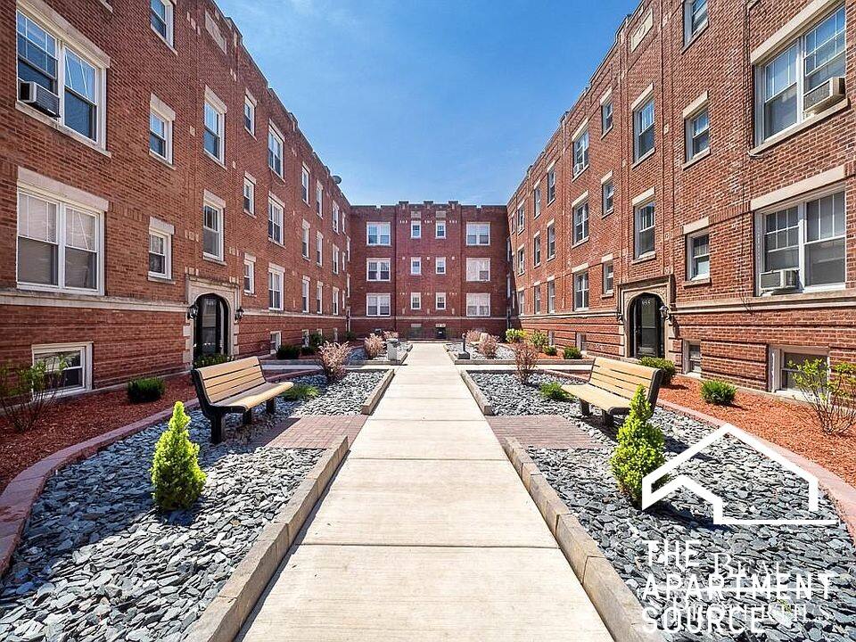 Apartment for rent at 955 W Cornelia Ave #3A, Chicago, IL 60657