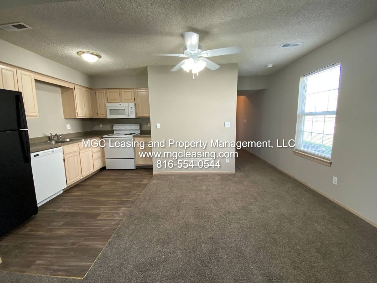 Townhouse for rent at 1009 Garden Dr, Harrisonville, MO 64701