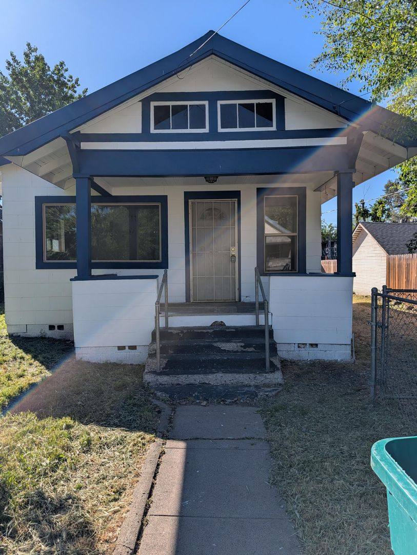 House for rent at 1020 Jefferson St, Klamath Falls, OR 97601