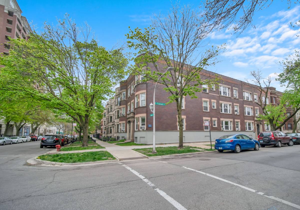 Apartment for rent at 855 W Grace St, Chicago, IL 60613
