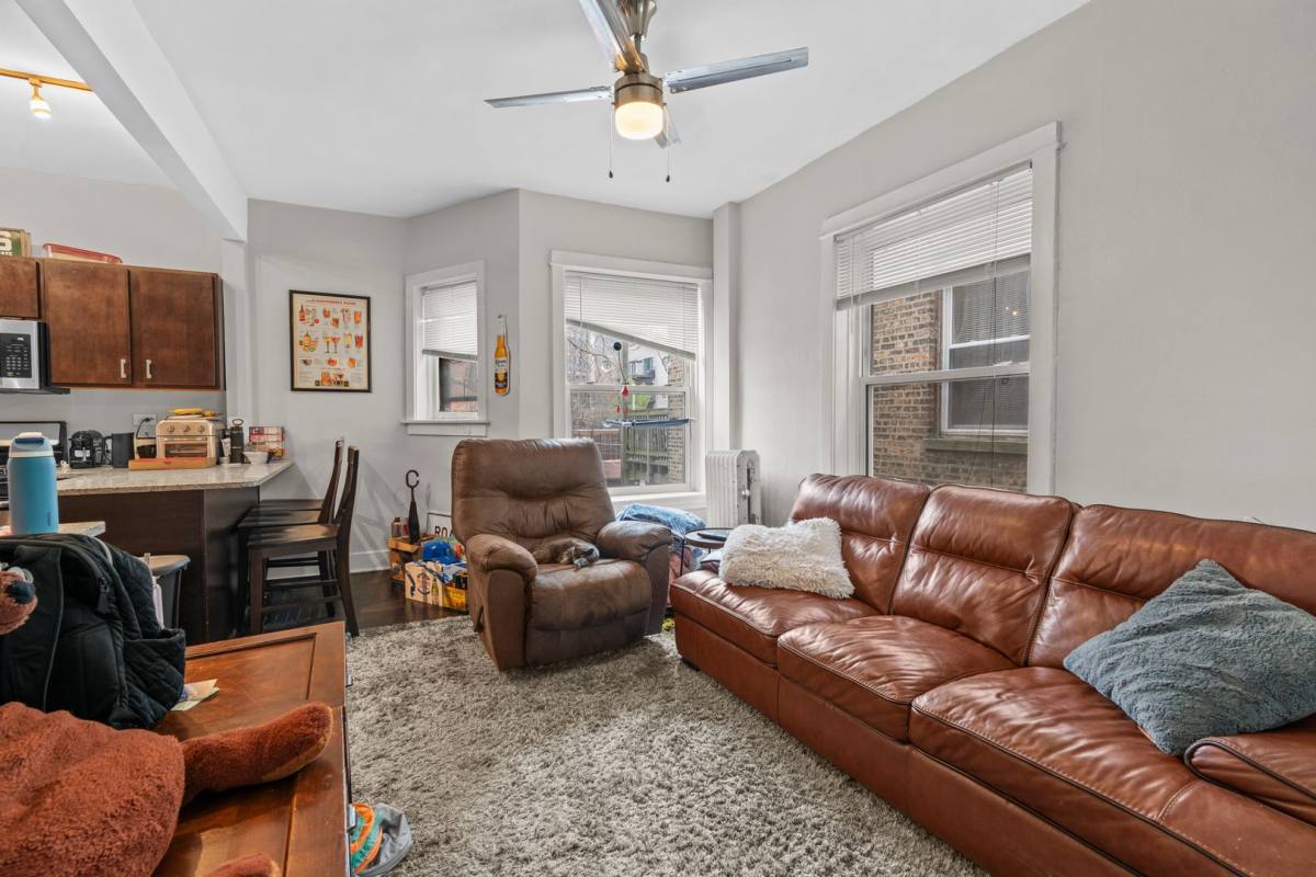 Apartment for rent at 855 W Grace St, Chicago, IL 60613