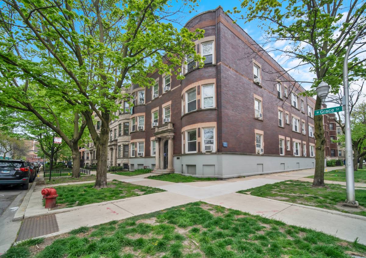 Apartment for rent at 855 W Grace St, Chicago, IL 60613