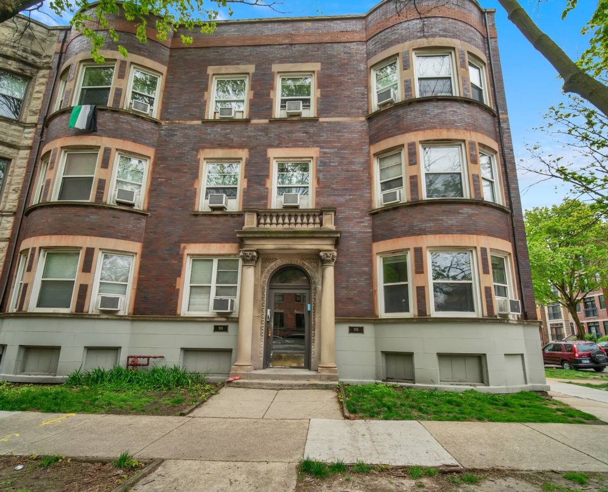Apartment for rent at 855 W Grace St, Chicago, IL 60613