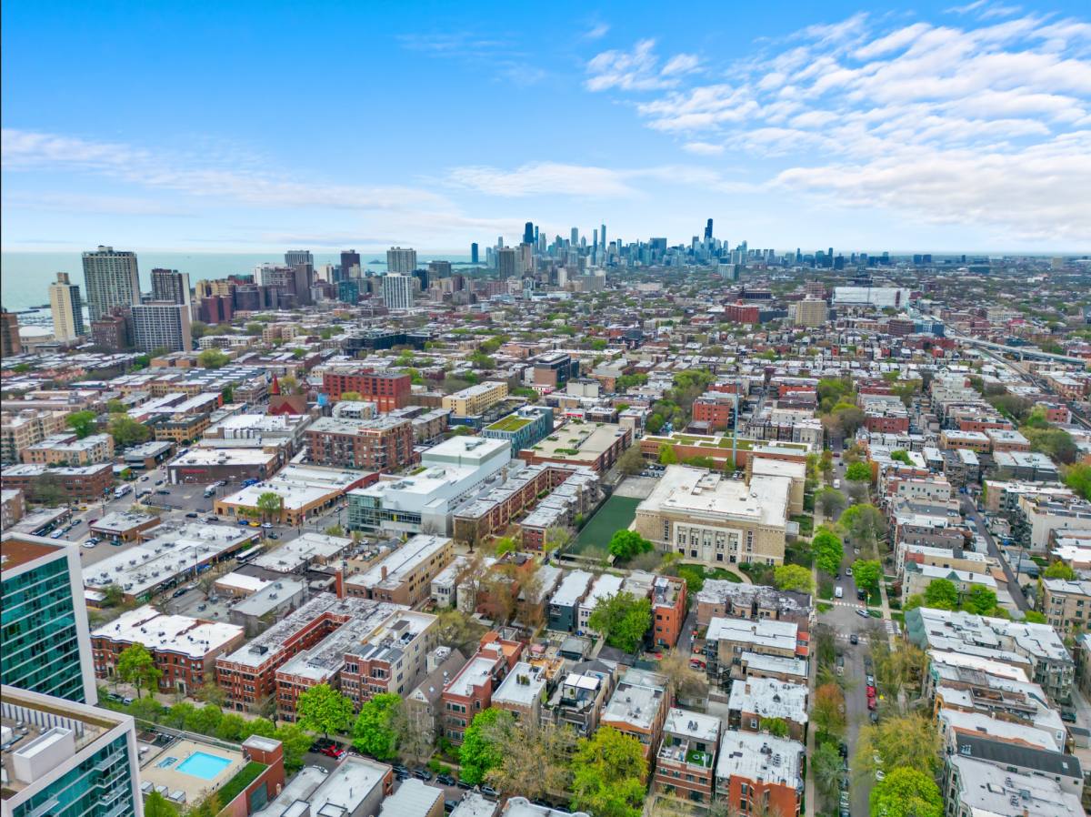 Apartment for rent at 855 W Grace St, Chicago, IL 60613