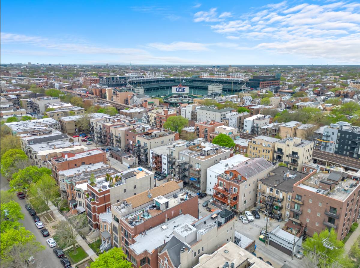 Apartment for rent at 855 W Grace St, Chicago, IL 60613