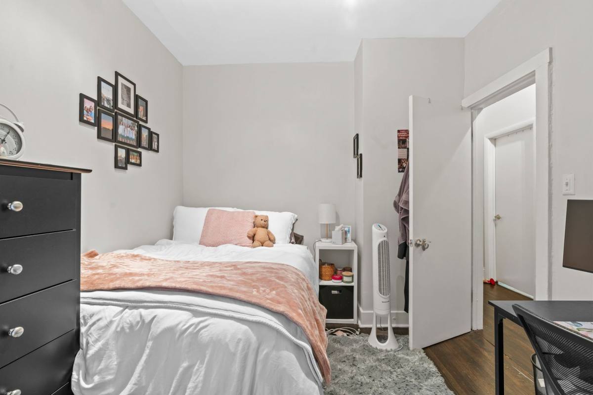 Apartment for rent at 855 W Grace St, Chicago, IL 60613
