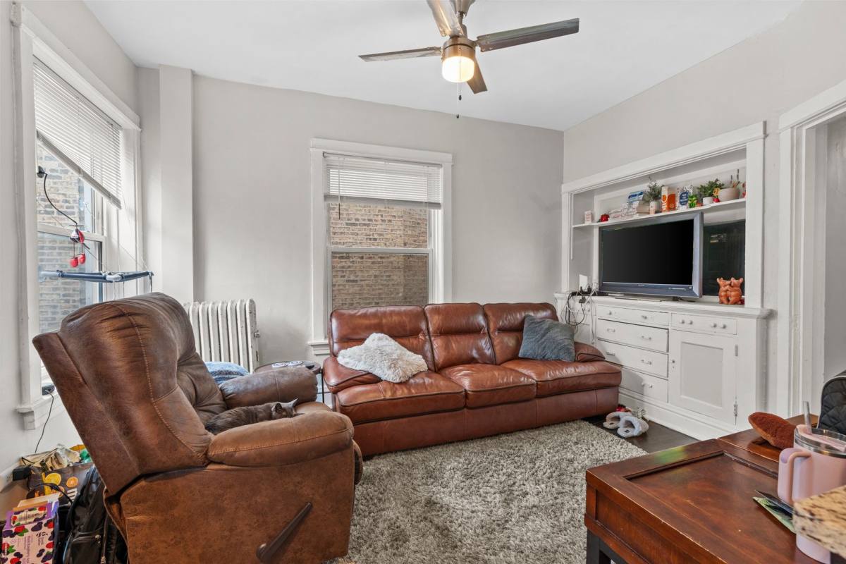 Apartment for rent at 855 W Grace St, Chicago, IL 60613