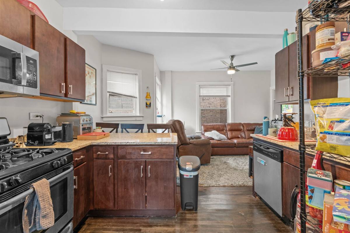 Apartment for rent at 855 W Grace St, Chicago, IL 60613