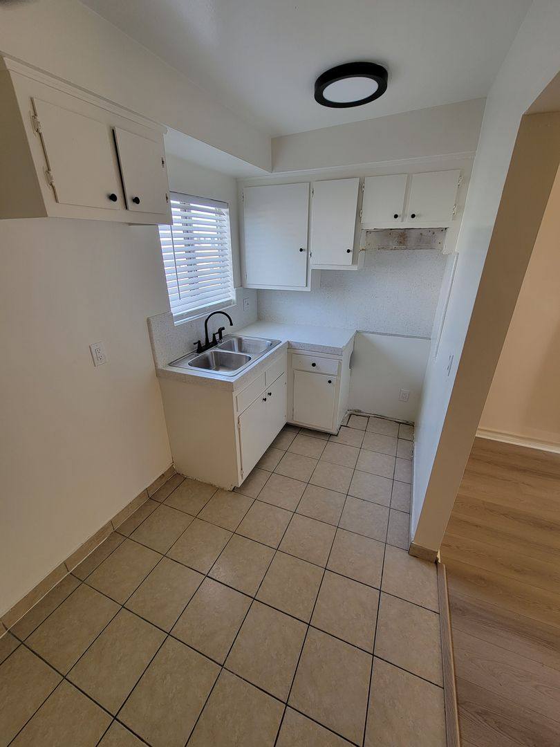Apartment for rent at 13407 Cordary Ave, Hawthorne, CA 90250