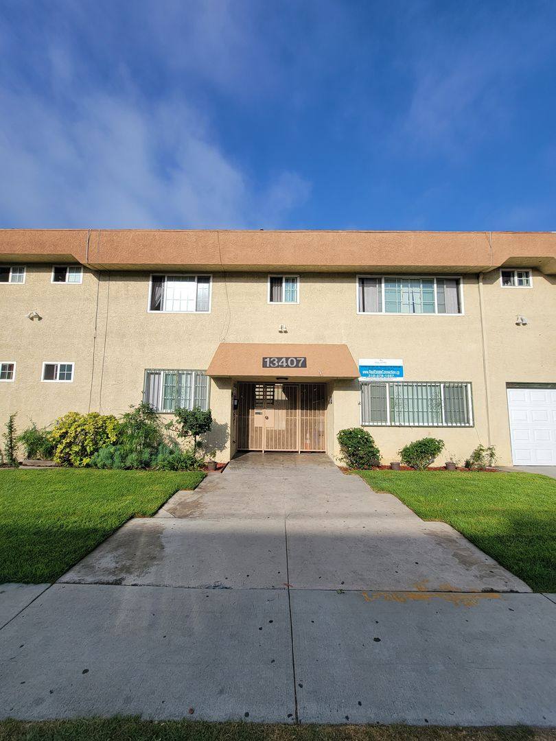 Apartment for rent at 13407 Cordary Ave, Hawthorne, CA 90250
