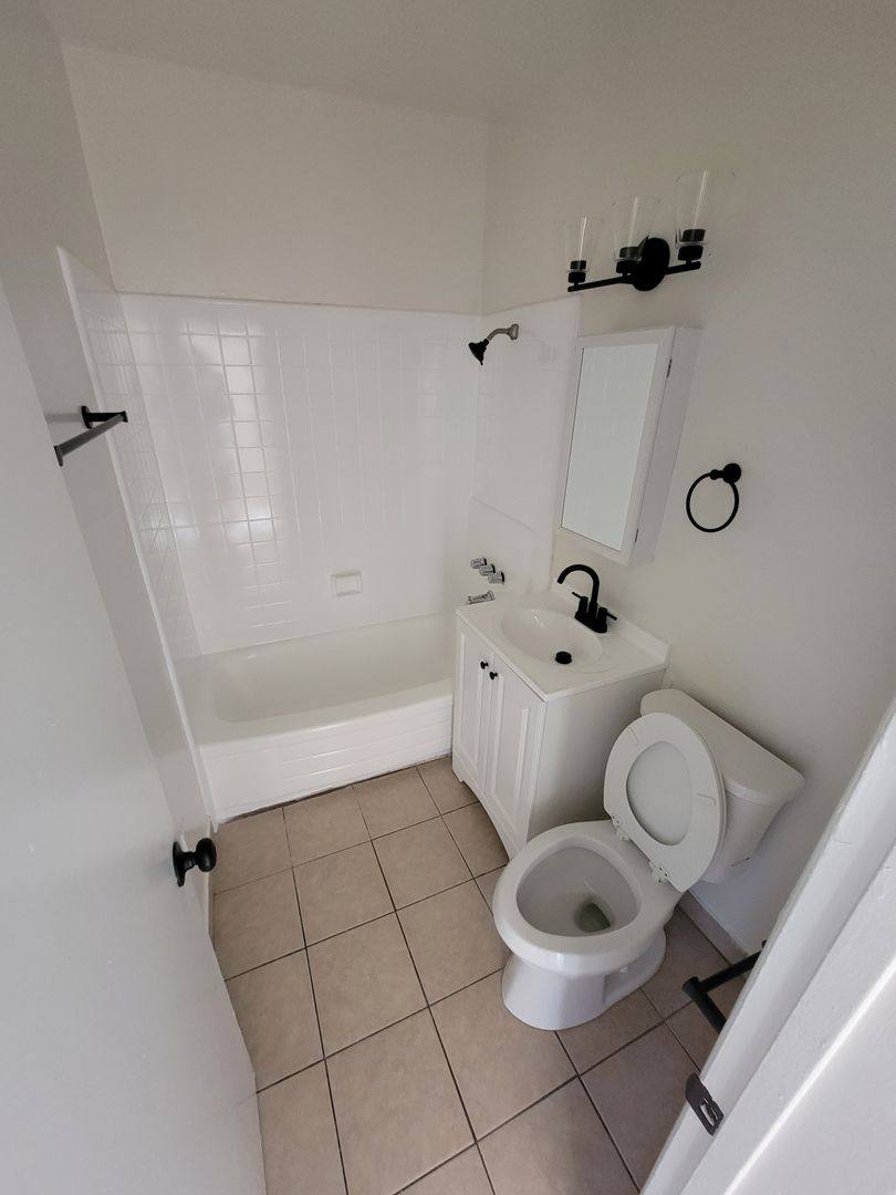 Apartment for rent at 13407 Cordary Ave, Hawthorne, CA 90250