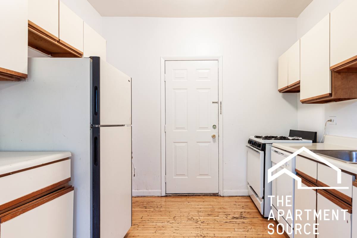 Apartment for rent at 654 W Cornelia Ave #4, Chicago, IL 60657