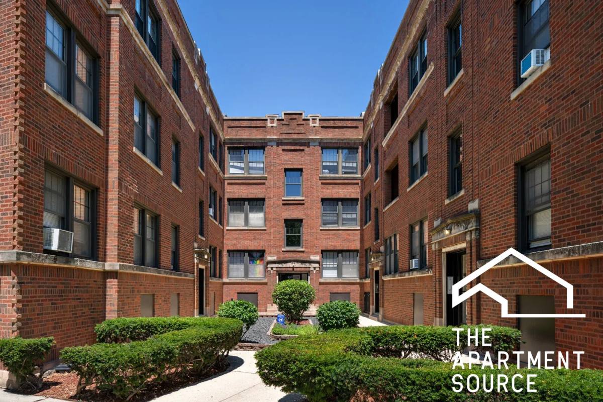Apartment for rent at 654 W Cornelia Ave #4, Chicago, IL 60657