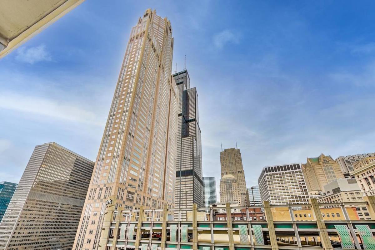 Condo for rent at 235 W Van Buren St #1517, Chicago, IL 60607