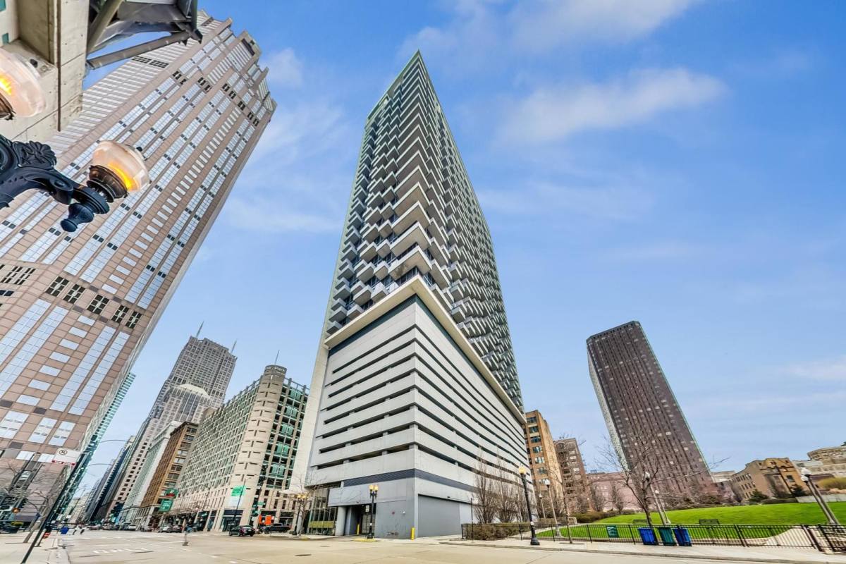Condo for rent at 235 W Van Buren St #1517, Chicago, IL 60607