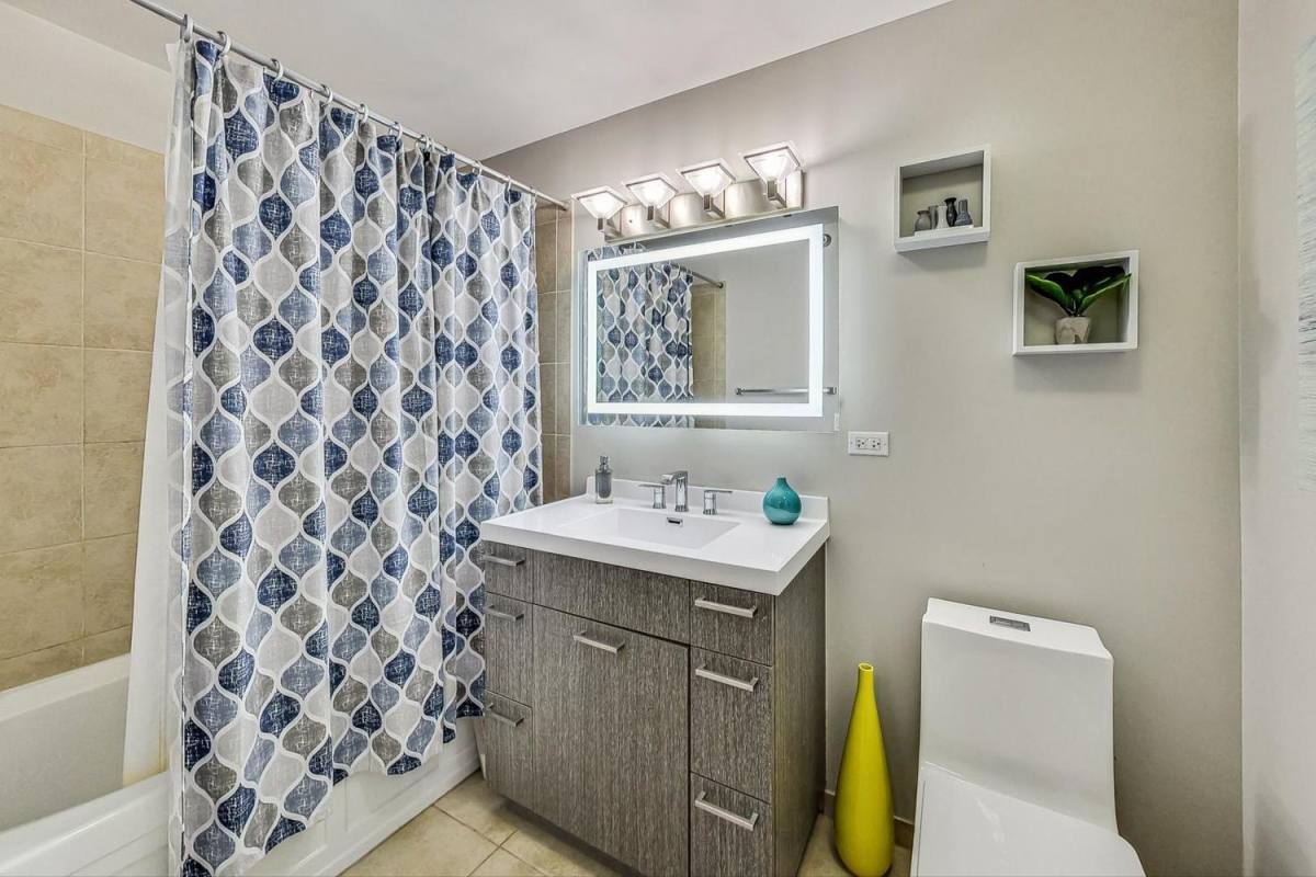 Condo for rent at 235 W Van Buren St #1517, Chicago, IL 60607
