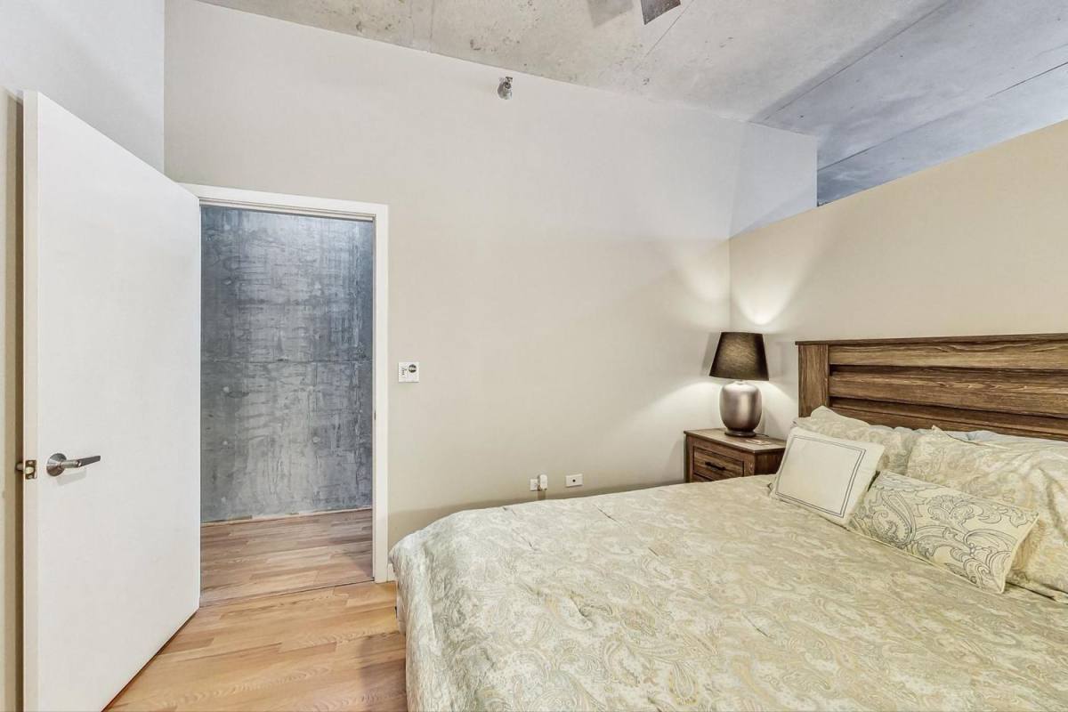 Condo for rent at 235 W Van Buren St #1517, Chicago, IL 60607