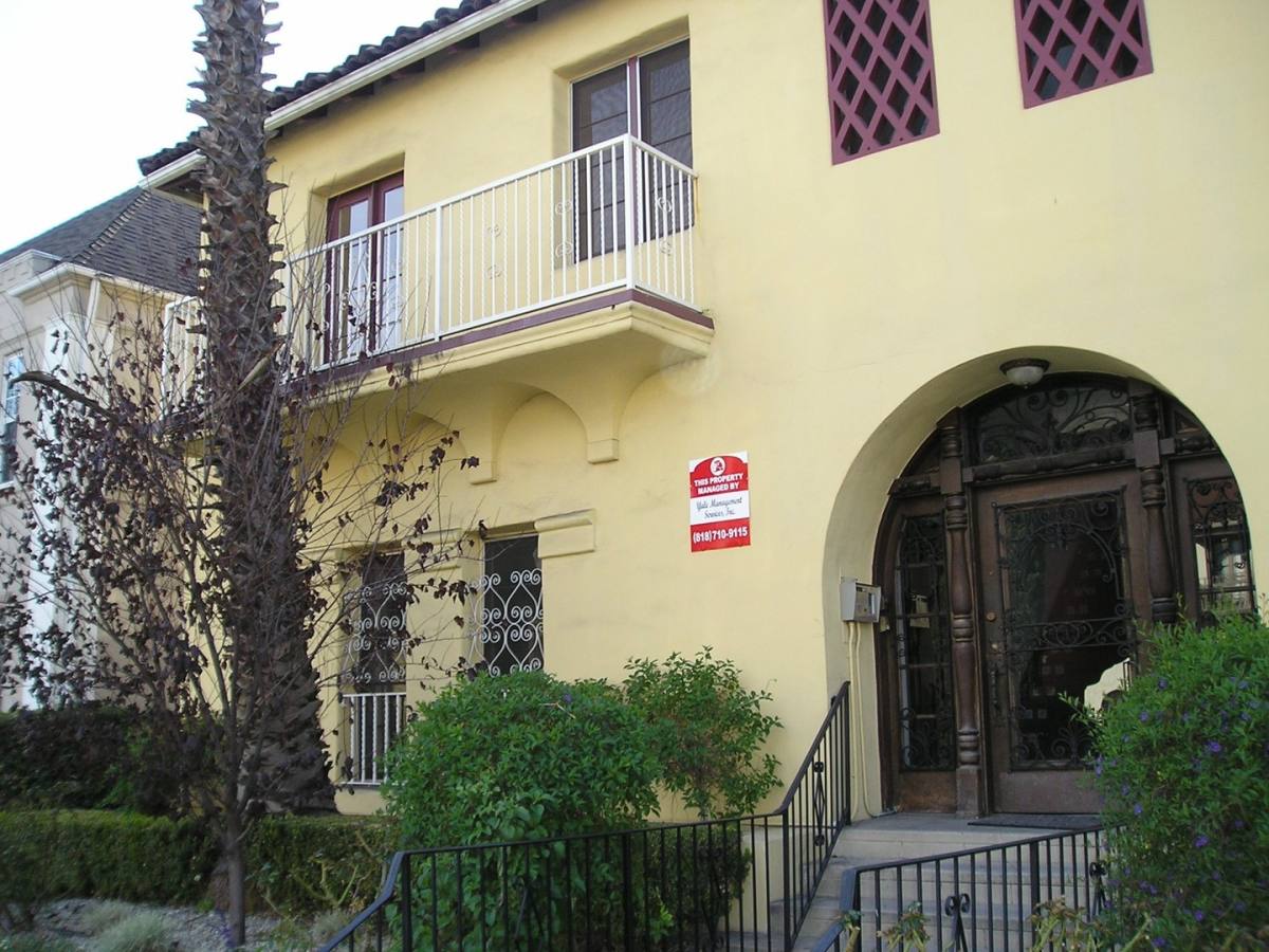 Apartment for rent at 631 S Cochran Ave, Los Angeles, CA 90036