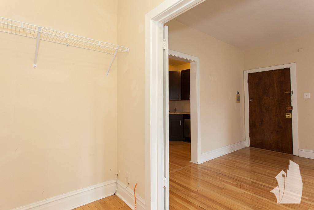 Apartment for rent at 432 W Surf St #102, Chicago, IL 60657