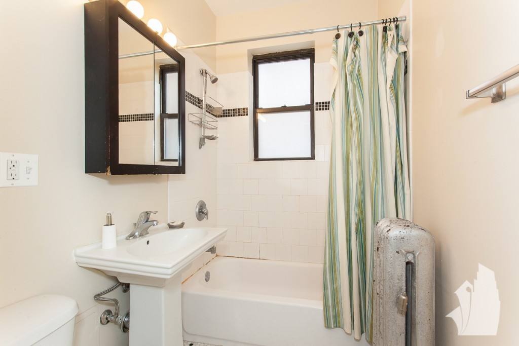 Apartment for rent at 432 W Surf St #102, Chicago, IL 60657