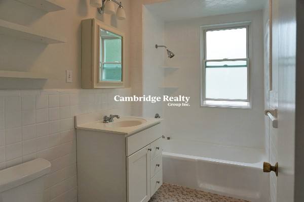 Apartment for rent at 56-58 Oxford St #58-3T, Somerville, MA 02143