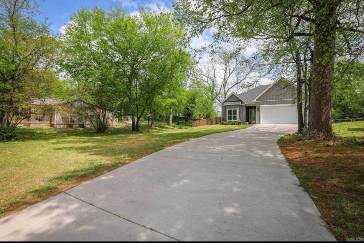 House for rent at 801 N Main St, Benton, AR 72015