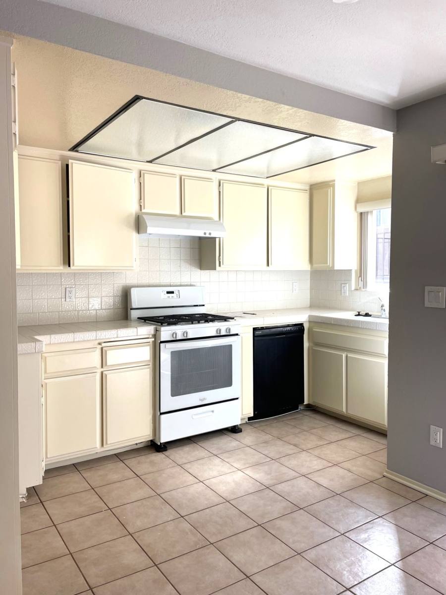 Apartment for rent at 1042 W 9th St, San Pedro, CA 90731