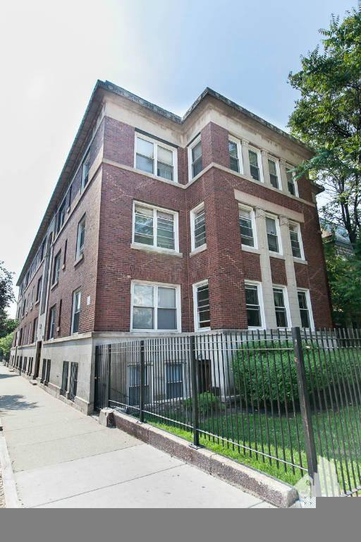 Apartment for rent at 4450 N Sheridan Rd #1, Chicago, IL 60640