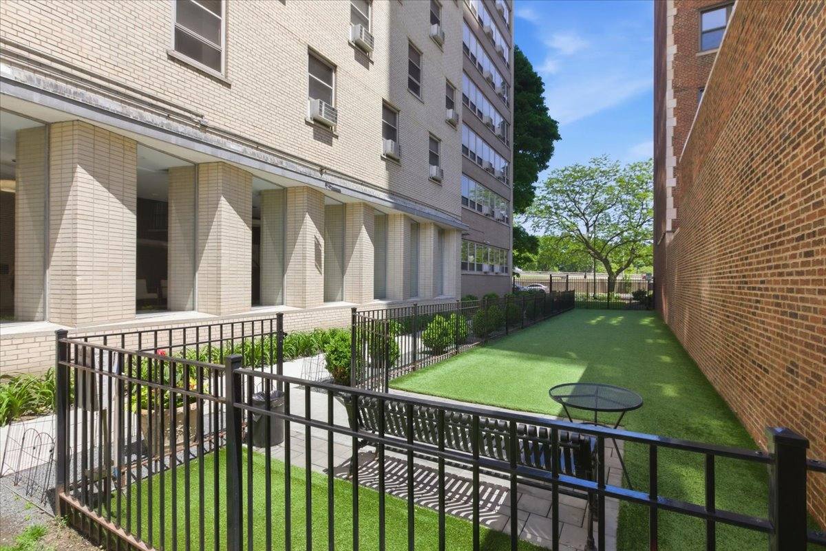 Condo for rent at 3950 N Lake Shore Dr #2027, Chicago, IL 60613