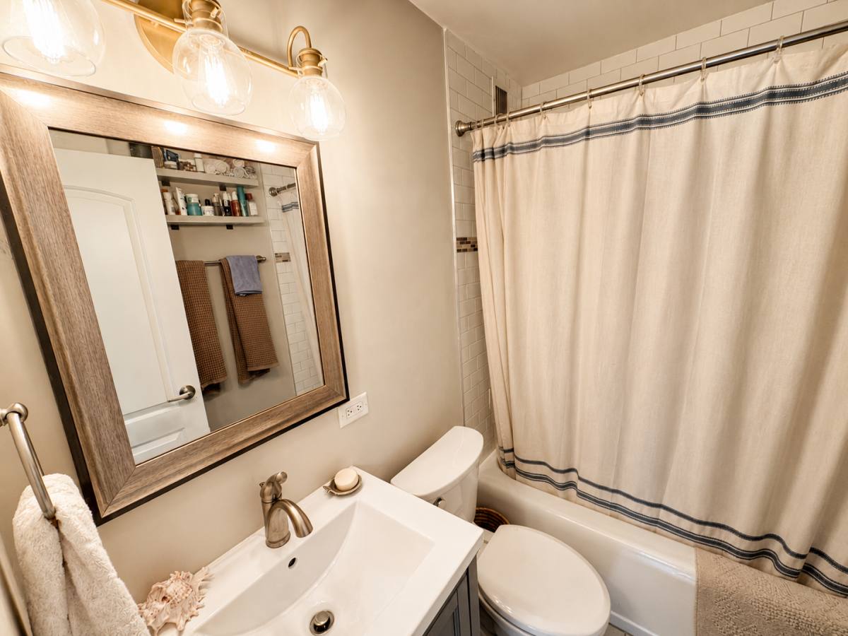 Condo for rent at 3950 N Lake Shore Dr #2027, Chicago, IL 60613