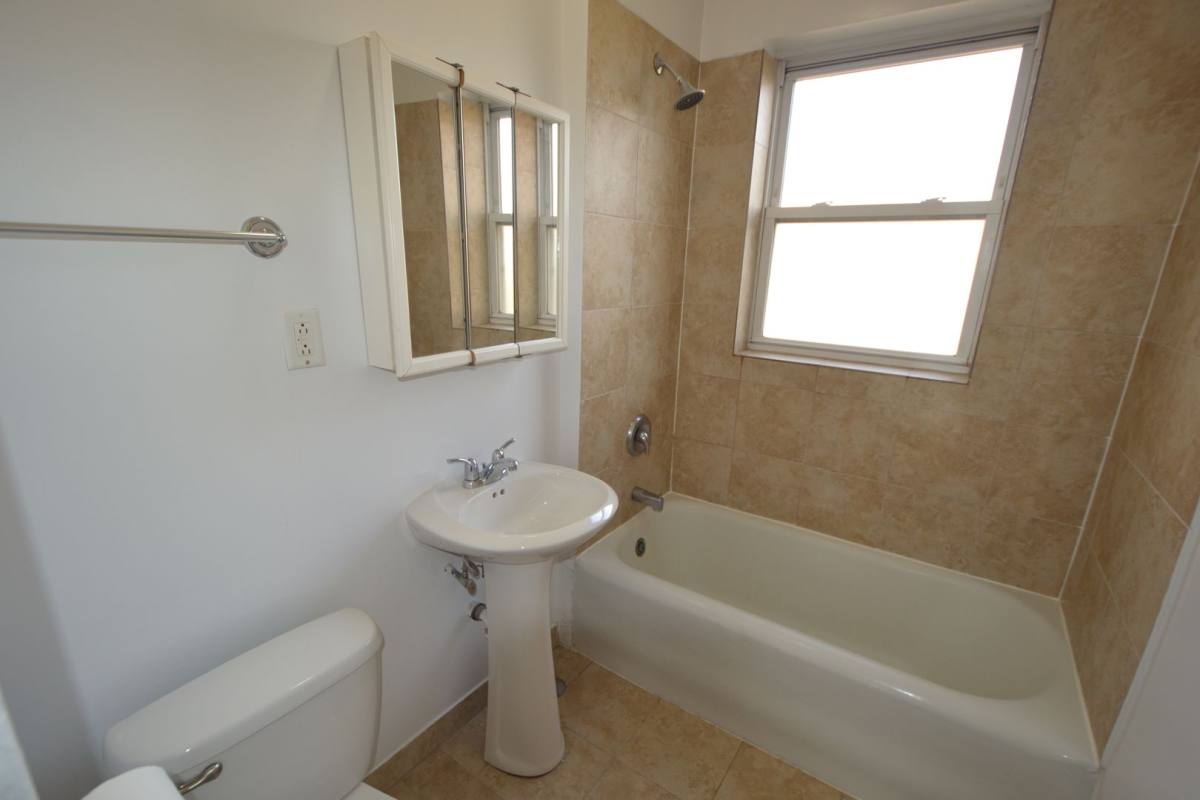 Apartment for rent at 4402 N Rockwell St #3, Chicago, IL 60625