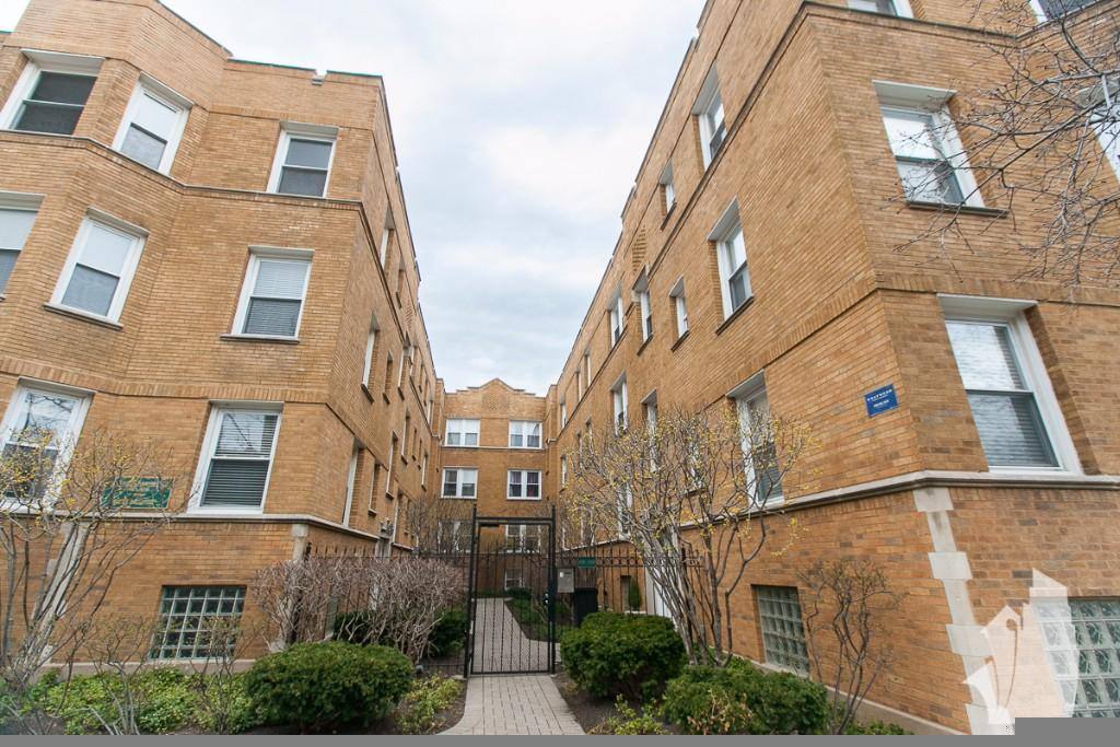 Apartment for rent at 634 W Roscoe St #1N, Chicago, IL 60657