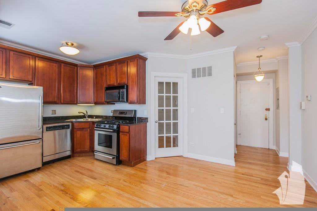 Apartment for rent at 634 W Roscoe St #1N, Chicago, IL 60657