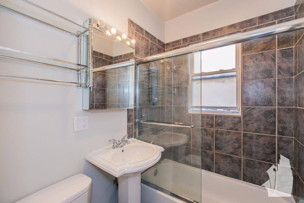 Apartment for rent at 634 W Roscoe St #1N, Chicago, IL 60657