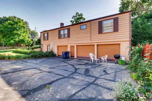 House for rent at 352 N Commonwealth Ave, Elgin, IL 60123