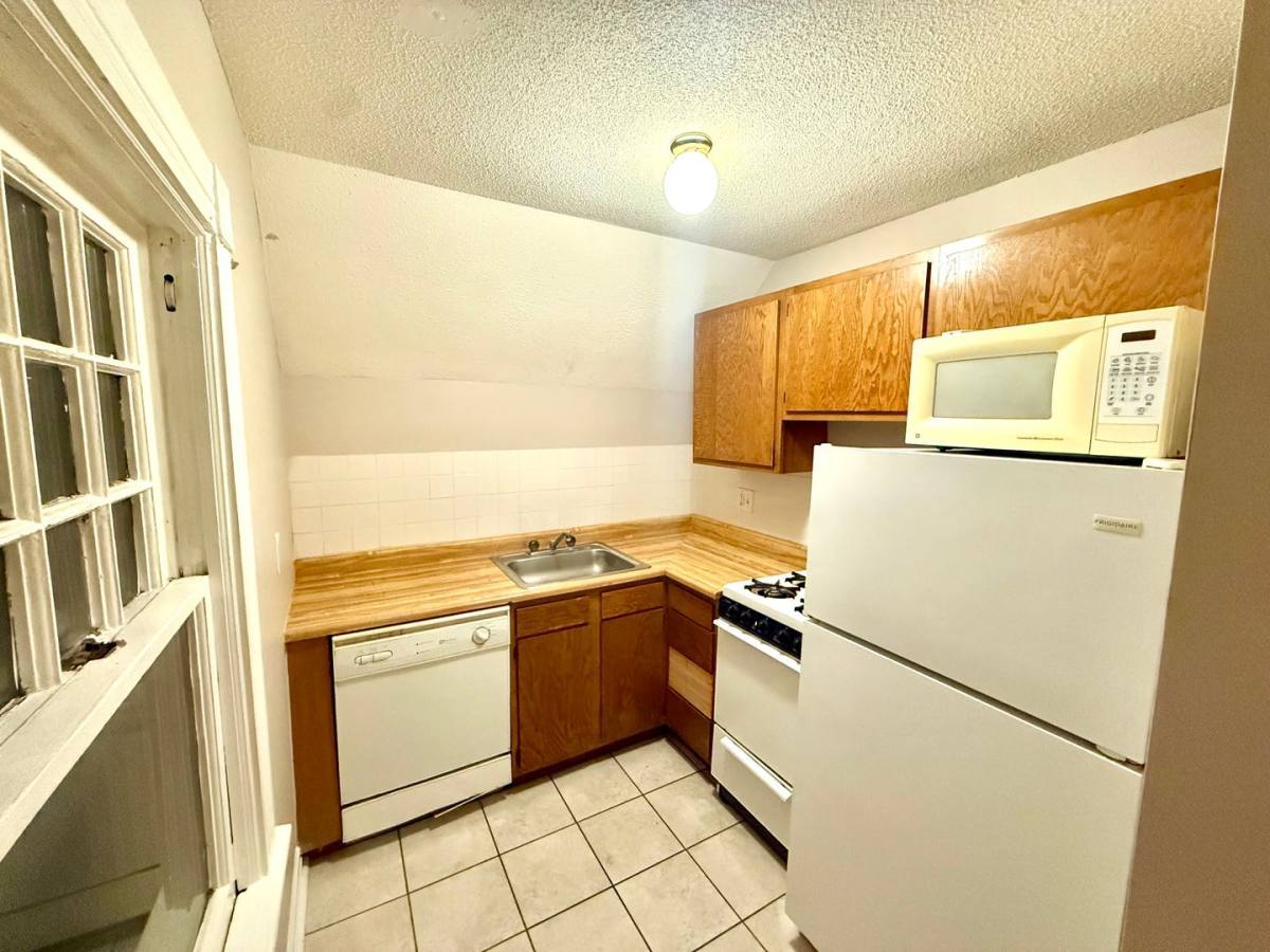 3608 Jackson St, Omaha, NE 68105 - Apartment for Rent - Image 2